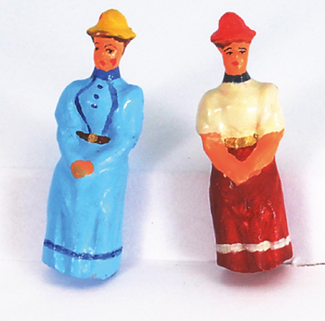 2 Replika Figuren aus Masse, sitzend, Spur 1: 2 Damen, sehr guter Zustand.