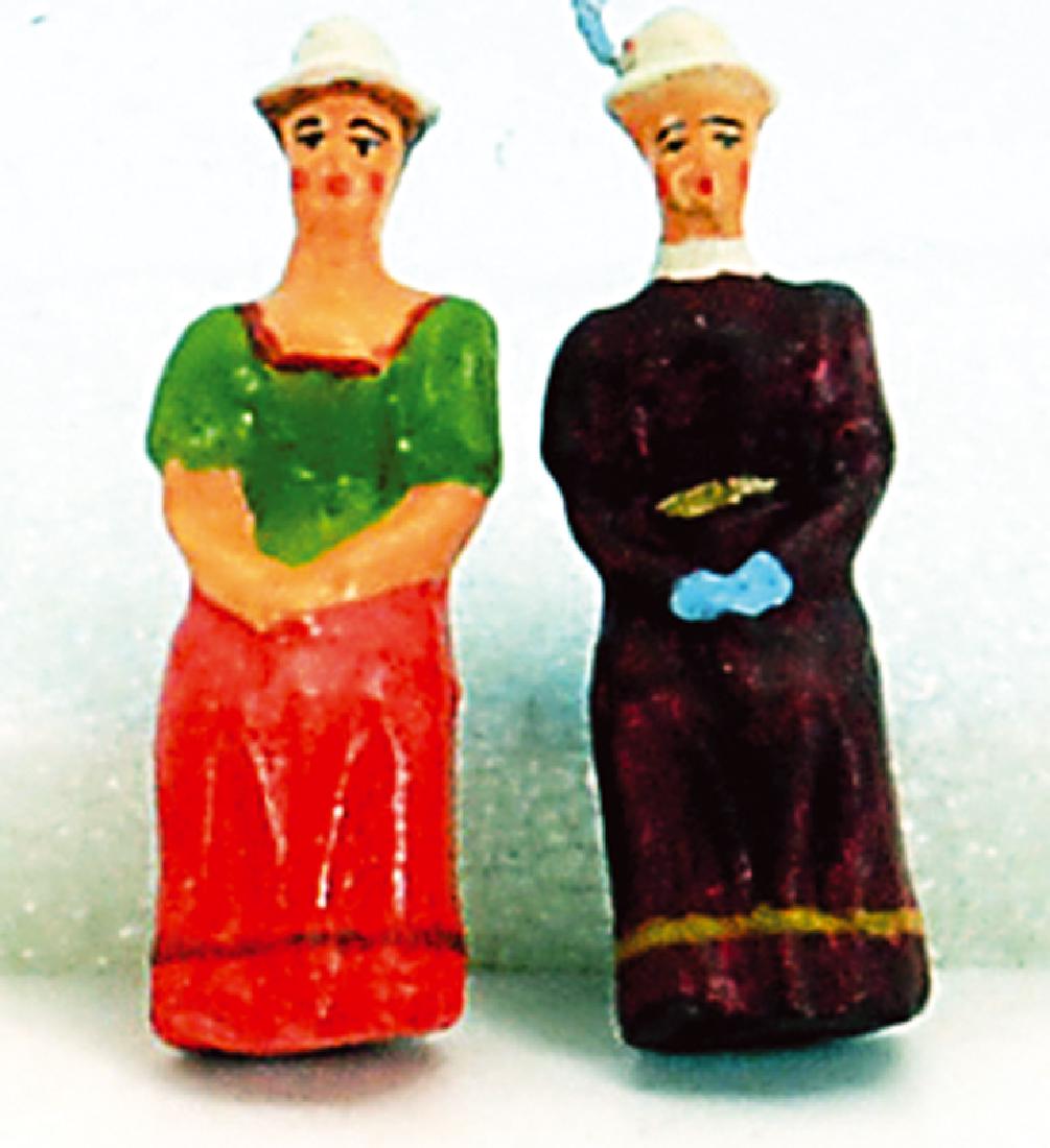 2 Replika Figuren aus Masse, sitzend, Spur 1: 2 Damen, sehr guter Zustand.