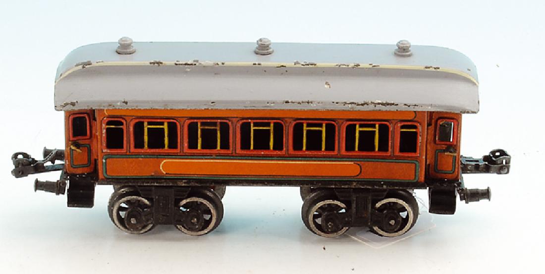 BING Schlafwagen: 22 cm, mit Inneneinrichtung und Stoffvorhang, Gussraeder, Wagenkasten gut erhalten, Lackschaeden am Orig.-Dach.