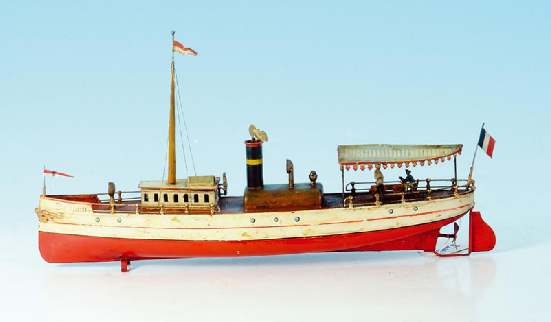 PLANK Ausflugsdampfer n e u l a c k i e r t "Steuben": 42 cm, Uhrwerkbetrieb, mit Bleifiguren auf dem Sonnendeck, PLANK Riverboot, repainted, clock- work-driven.