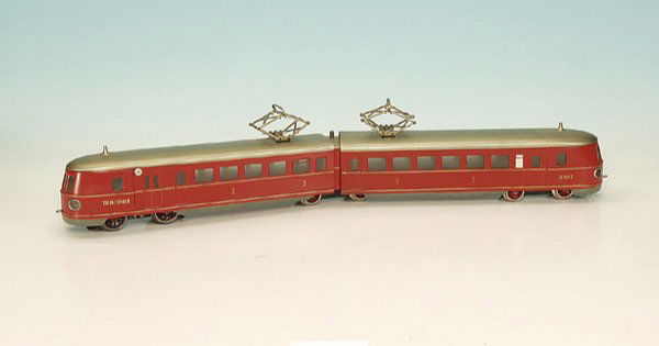 MÄRKLIN Triebwagen TW 66/12940 R, rot: 2-teilig, 64,5 cm, rot, Dach silbern n e u l a c k i e r t, optisch und technisch in gutem Zustand.