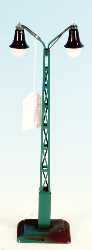 HEHR Bogenlampe 13452/2: Hoehe 30 cm, Alterungs- und Gebrauchsspuren, Sockel teilweise ueberlackiert, Besichtigung erforderlich.