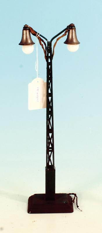 MARKLIN Bogenlampe 13453/2: Hoehe 30 cm, Alterungs- und Gebrauchsspuren, Teilweise ueberlackiert, Besichtigung erforderlich.