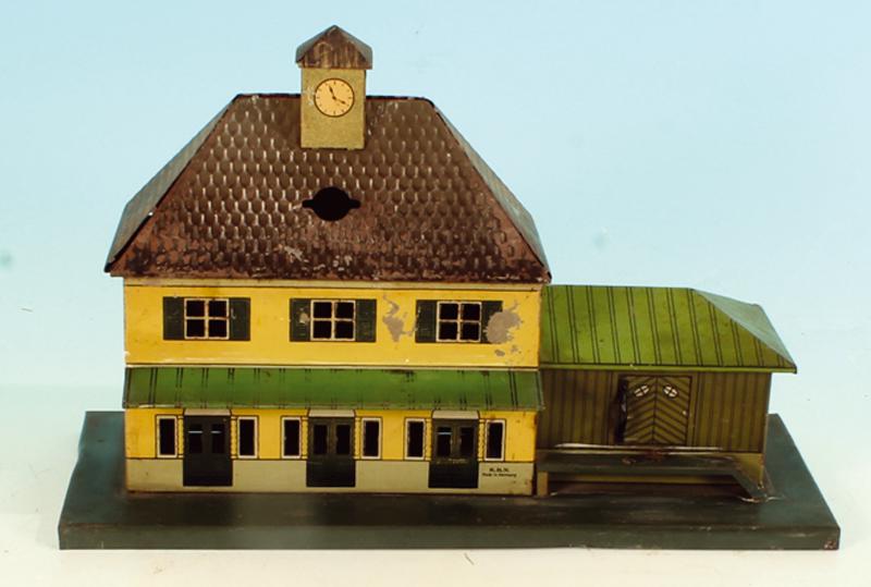 KARL BUB Bahnhof mit Lagerschuppen: 35 x 14,5 cm, Beleuchtungseinsatz fehlt, Gebrauchsspuren.