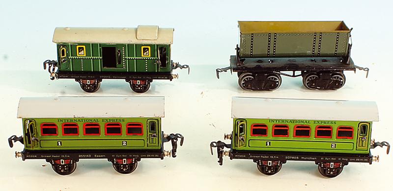 Konvolut Blech-Personen/Gueterwagen: 4 Stueck, leichte Gebrauchsspuren.