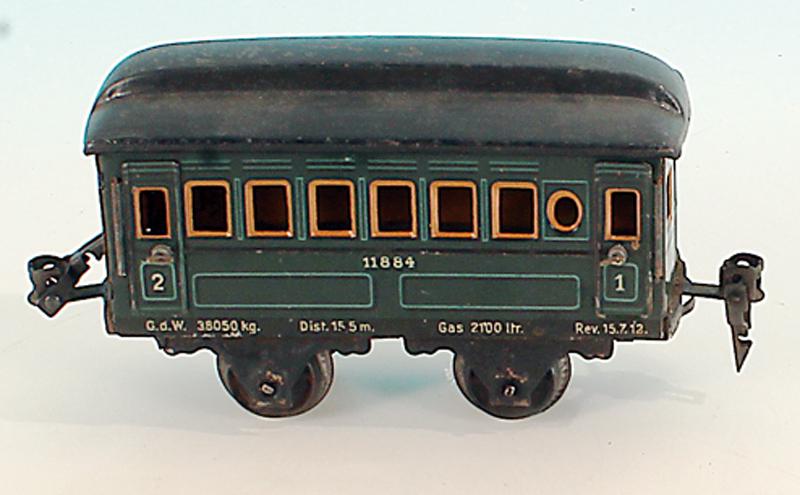 MARKLIN Personenwagen 11884: 13 cm, gruen, Dach schwarz, Gebrauchsspuren.