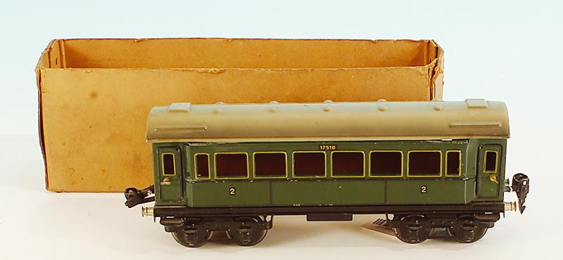 MARKLIN Personenwagen 1751/0: 24,5 cm, Alterungs- und Gebrauchsspuren, im OKT ohne Deckel.