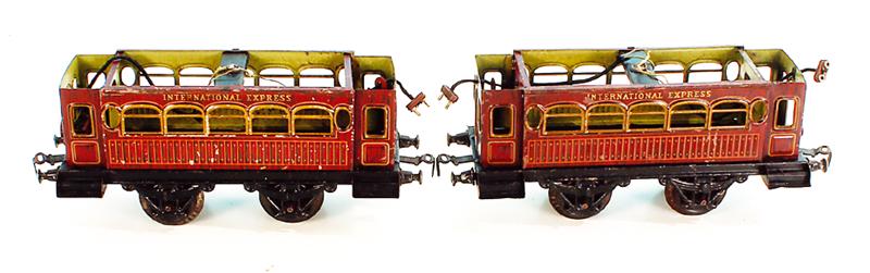 2 KRAUS FANDOR Personenwagen: 21 cm, Wagenkaesten gut, Daecher fehlen.