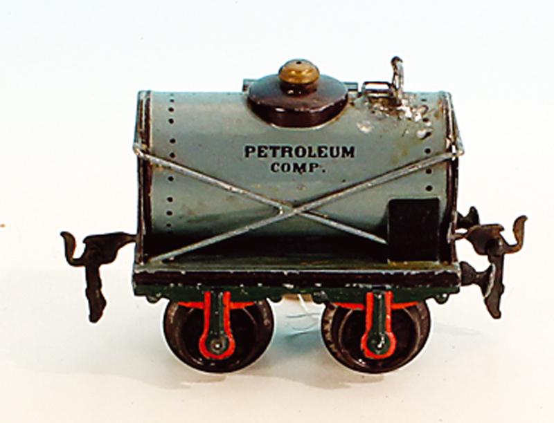 MARKLIN uralt Kesselwagen 1812/1 "Petroleum": 12 cm, Hakenkupplungen, Blechspeichenraeder, 2 Puffer fehlen, Lackausbesserungen an der Treppe, Besichtigung empfohlen.