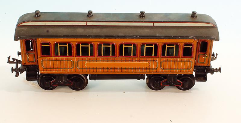 BING Speisewagen 13557/1: 35 cm, teak lithogr., Oberlichtdach grau handlackiert, mit Inneneinrichtung, guter Orig.-Zustand, minimale Gebrauchsspuren.