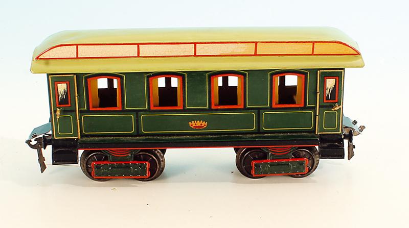 MARKLIN Kaiserwagen 1841/1 K - n e u l a c k i e r t: 29,5 cm, gruen, Oberlichtdach hellgruen, mit Inneneinrichtung, Hakenkupplungen, Blechspeichenraedern. Die Neulackierung ist sehr sauber und ordentlich ausgefuehrt.