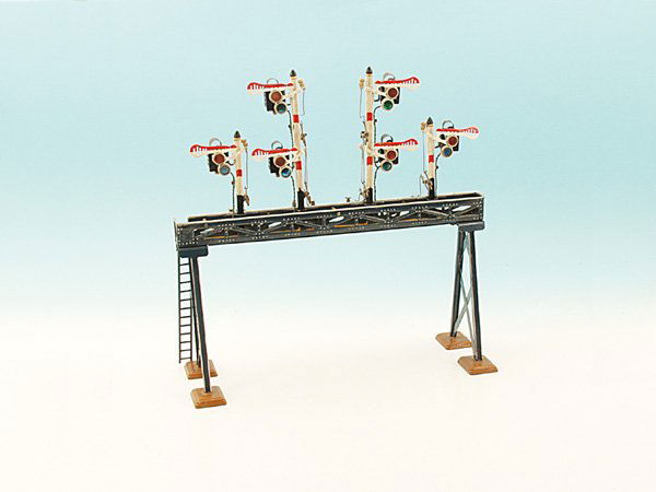 MÄRKLIN elektromagnetische Signalbrücke 2393/1 El: Durchfahrhöhe 21 cm, Breite 45 cm, ausgestattet mit 4 elektromagnetisch betätigten Signalen, fachmännisch n e u l a c k i e r t. Technisch komplett und in allen Teilen, bis auf die Lackierung und V