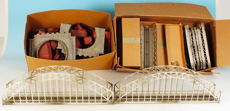 GroÃŸkonvolut MARKLIN Brueckenteile: Bogen, Pfeiler, Bruecken, etc.