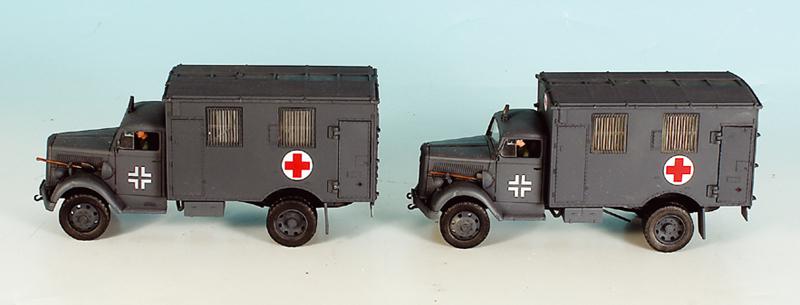 2 Wehrmacht Sanitaets-LKWs: Plastik, guter Zustand.