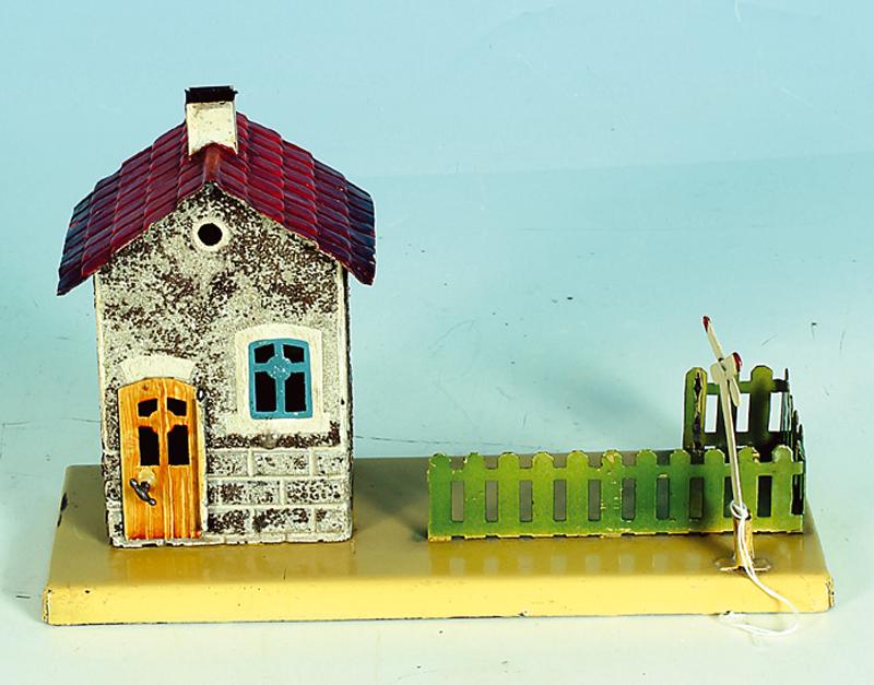 MARKLIN Ersatzteil-Waerterhaus: mit Selbstbau-Sockel, Gebrauchsspuren.