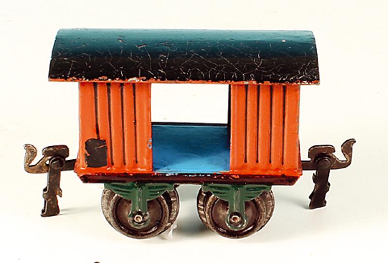 MARKLIN uralt gedeckter Gueterwagen 1803/0: braun, schwarz handlackiert, ohne Tueren, Hakenkupplungen, guter Orig.-Zustand.