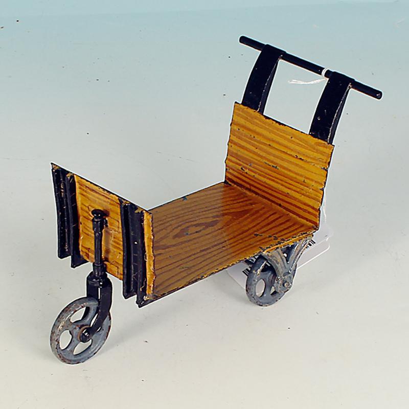 MARKLIN Gepaeckkarren 2685: holzmaserig lackiert, einige Gebrauchsspuren.