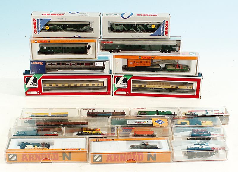Konvolut Spur N Gueter- und Personenwagen: verschiedene Hersteller, guter Zustand, in OKTs.