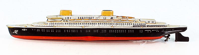 CKO Passagierdampfer: Laenge 34 cm, beidseitig mittig eine Delle im Rumpf, Alterungs- uznd Gebrauchsspuren.