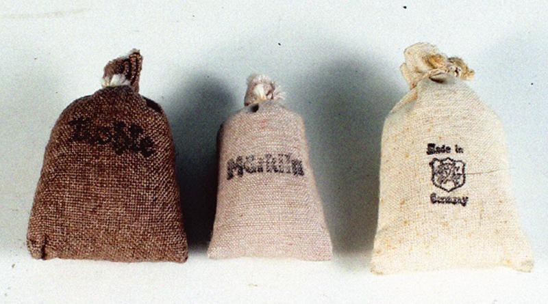 3 Stoff-Saecke mit Aufschriften: 6 cm, guter Orig.-Zustand.