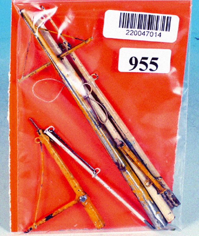 Konvolut Masten fuer Blechschiffe: teils Original, teils Replika.