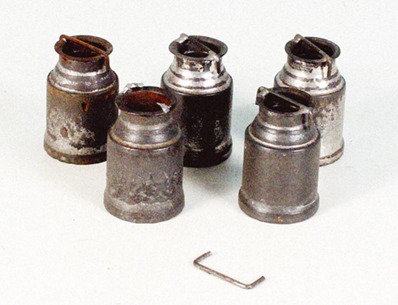 5 MARKLIN Milchkannen 2735/0: 3,5 cm, mittlere Korrosionsspuren.