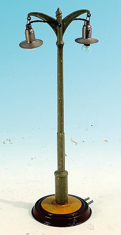 MARKLIN Bogenlampe 13455: Hoehe 33,5 cm, 2 Zusatzbohrungen im Sockel, sonst guter Zustand.