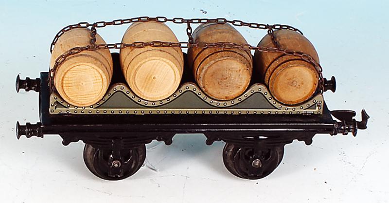 BING Weinfasswagen: 19 cm, beladen mit 4 Holzfaessern, 1 Kupplung fehlt, ansonsten guter Orig.-Zustand.