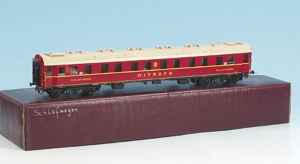 FULGUREX Mitropa-Schlafwagen Nr. 2586: Vollmetallbauweise, 54 cm, rot, Dach creme, mit Inneneinrichtung und Innenbeleuchtungsbausatz, sehr gut, im OKT.