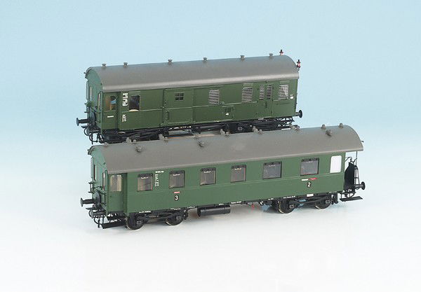 2 LINDEN Langenschwalbacher, Spur 0: 1 x Post- und Packwagen, 1 x Personenwagen 2. und 3. Klasse, beide mit Inneneinrichtung, guter Zustand.