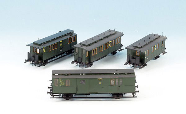 4 preuß. Personenwagen: Metallbauweise, guter Zustand.