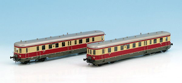 Schnelltriebwagen VT 137/VB 145 der DR: rot/creme, Dächer silbern, Metallausführung, guter Zustand.