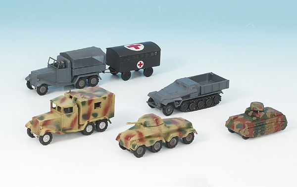 Konvolut MÄRKLIN Militärfahrzeuge: Zinkrisse, neu lackiert, dazu 2 x Solido, Besichtigung erforderlich.