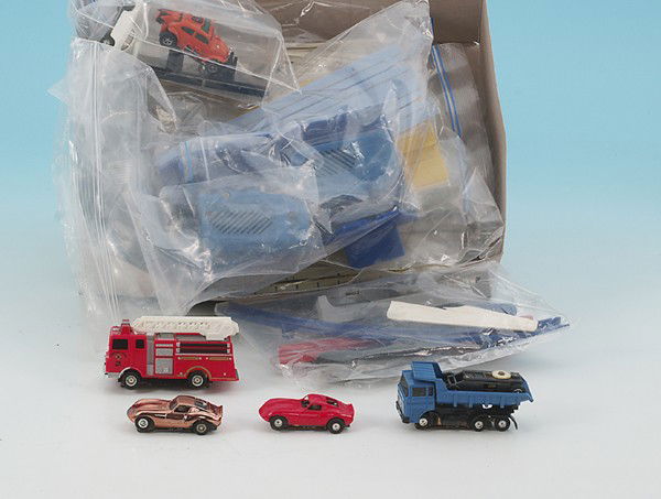 Konvolut FALLER AMS-Autos und Fahrbahnstücke: mit Trafo, Fahrbahnstücke, etc., Besichtigung erforderlich.