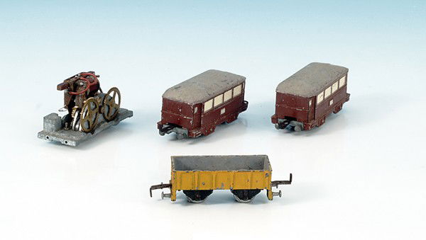 Konvolut LÖMA-Bahn: 2 Personenwagen, 1 Güterwagen, 1 Lokchassis, deutliche Gebrauchsspuren.