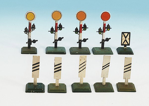 Konvolut MÄRKLIN Vorsignale und Signalbaken: teilweise übermalt, Besichtigung erforderlich.