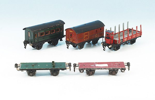 Konvolut MÄRKLIN Güter-, Personenwagen: 1874, 1722, 1 Rungenwagen, 2 Unterwagen, alle mit deutlichen Gebrauchsspuren, Besichtigung erforderlich.