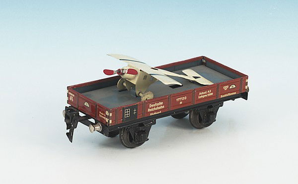 MÄRKLIN Flugzeugtransportwagen 1764/0 F: 16,5 cm, mit O r i g i n a l - F l u g z e u g "TAUBE", Orig.-Zustand, leichte Gebrauchsspuren.