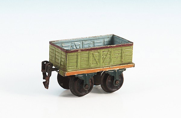 MÄRKLIN uralt Hochbordwagen 1803/0: 8 cm, Fixkupplungen - eine fehlt, Blechspeichenräder, guter Orig.-Zustand, minimale Gebrauchsspuren.