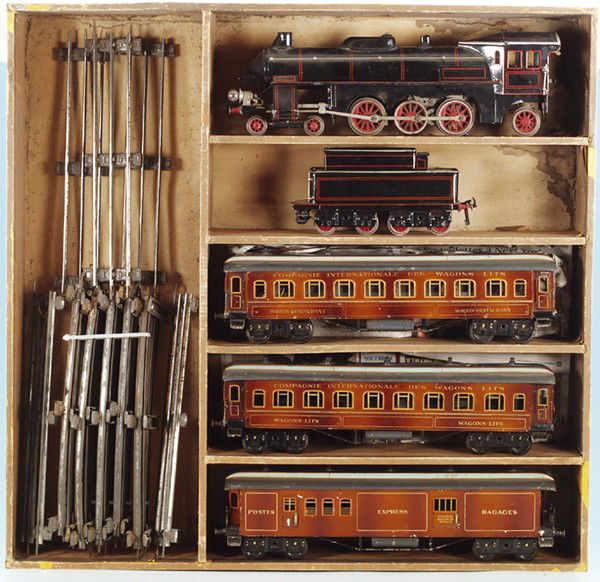 große BING Zugpackung, Spur 1: Inhalt: Schnellzuglok 11/427/1, 2'C1', mit 4 achs. Tender, 70 cm, schwarz handlackiert, für 20 Volt-Betrieb, D-Zug-Wagen 10/538/1, 539/1, beide braun, mit internationaler Beschriftung, Packwagen 540/