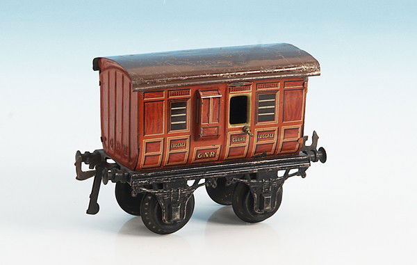 BING engl. Gepäckwagen G.N.R.: 15 cm, braun lithogr., Wagenkasten gut erhalten, deutliche Lackschäden am Chassis und Dach.