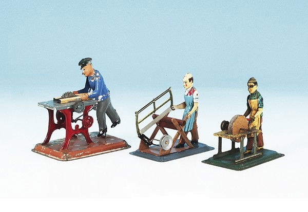 3 Betriebsmodelle: Schleifstein, 2 x Säge, Gebrauchsspuren.