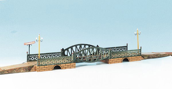 MÄRKLIN Vorflutbrücke 2506/1, Spur 1: Gesamtlänge 105 cm, Orig.-Zustand, leichte Gebrauchsspuren. 2 Replika Telegraphenmasten sowie 1 Replika Steigungsanzeiger.