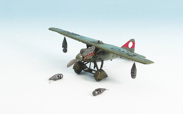 TippCo Flugzeug "D-OLAF": Spannweite 37 cm, grau lithogr., Uhrwerkantrieb, mit Bombenabwurfvorrichtung, Orig.-Zustand, Gebrauchsspuren, Beilackierungen an der Heckflosse, mit 4 Einhängebomben, diese wahrscheinlich Replika, Be