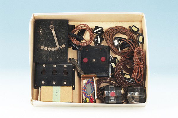 Konvolut MÄRKLIN Schaltzubehör, Kabel: Weichenlaternen, Schienenverbinder, überiwegend guter Orig.-Zustand.