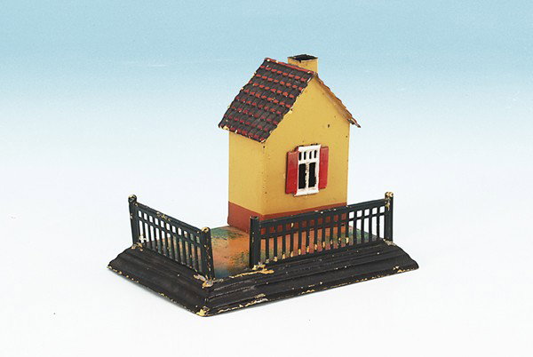 MÄRKLIN Bahnwärterhaus 2153: 12,5 x 9 cm, Andreaskreuz fehlt, Orig.-Zustand, leichte Gebrauchsspuren.