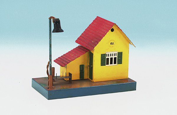 MÄRKLIN Bahnwärterhaus 2162 B: 16 x 8,5 cm, mit Bogenlampe, Andreaskreuz fehlt, Orig.-Zustand, minimale Gebrauchsspuren.
