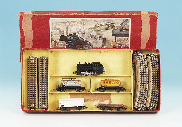 MARKLIN Zugpackung, 50er Jahre: Inhalt: CM 800.1, Thermoplast-Gueterwagen (nicht zugehoerig) und Gleismaterial. Gebrauchsspuren, Etikett nicht lesbar.