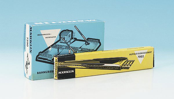 MARKLIN Bahnuebergang 7390 und Aufgleisgeraet 7002: sehr gut, in OKTs.