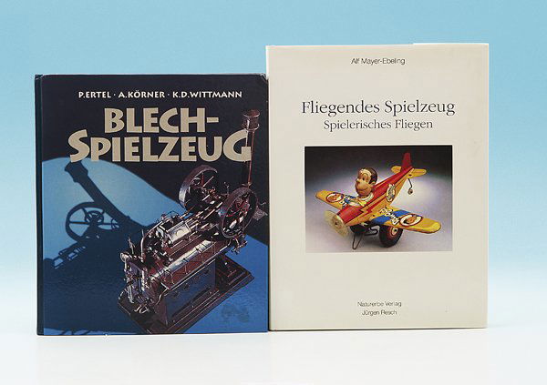 2 Buecher: 1 x Blechspielzeug, 1 x Fliegendes Spielzeug, guter Zustand.